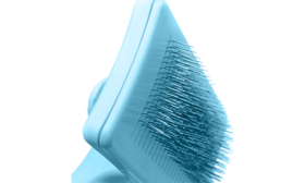 Sidevisning av blå selvrensende kattebørste med fine børster, laget for trygg og skånsom pleie.