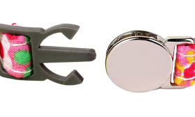 Rødt blomstermønstret halsbånd med metallspenne, justerbar stropp, sølvring for id brikke katt og sølv bjelle.