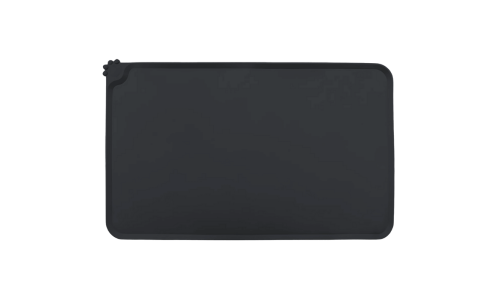 Svart vanntett silikonmatte med forhøyede kanter som stopper søl og beskytter gulvet.