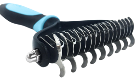 Blå flokekam med buede stålblader, trygg for floke­fjerning og pelsstell, lett å rengjøre.