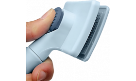 Selvrensende kattebørste i lyseblått med myke børster for trygg, komfortabel pleie og enkel rengjøringsknapp.